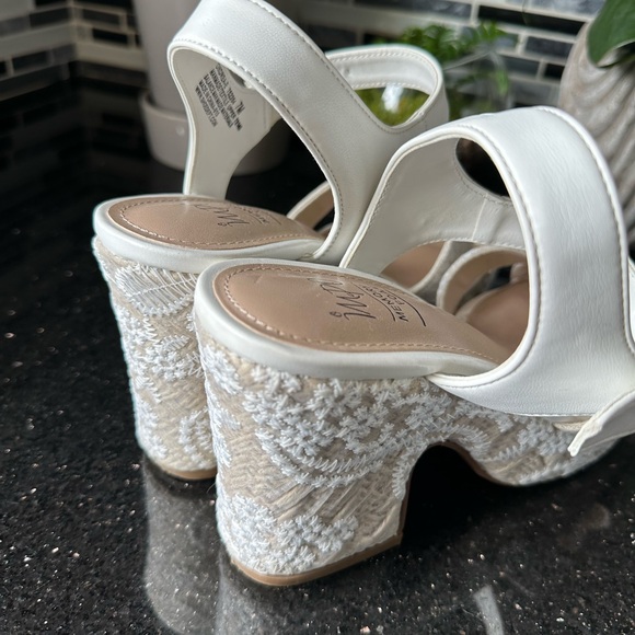 Impo White Cream Platform Sandals with Lace Design - Picture 10 of 13